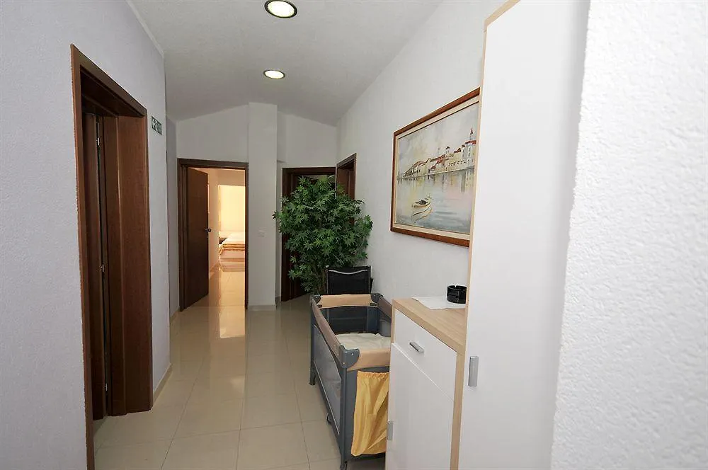 Apartments & Rooms Villa Maslina Trogir 4*,